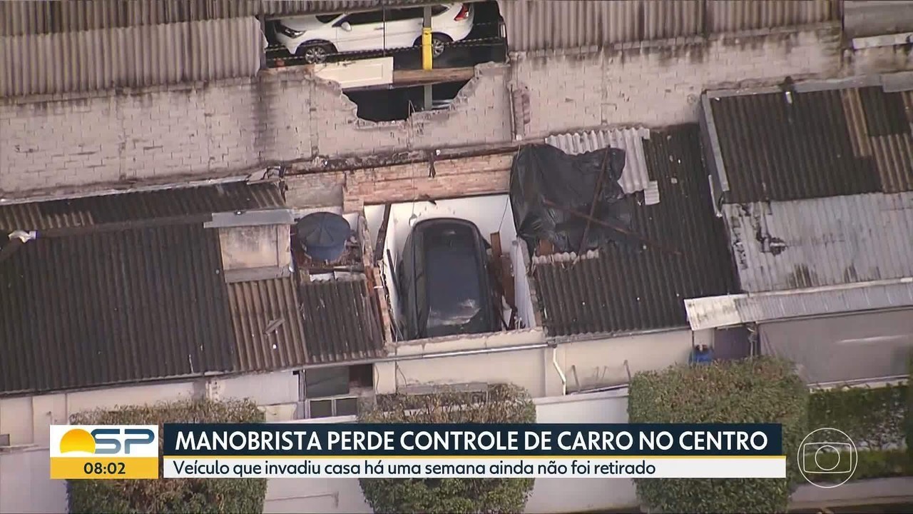 Carro despenca sobre casa no Centro de SP e segue dentro do imóvel há uma semana