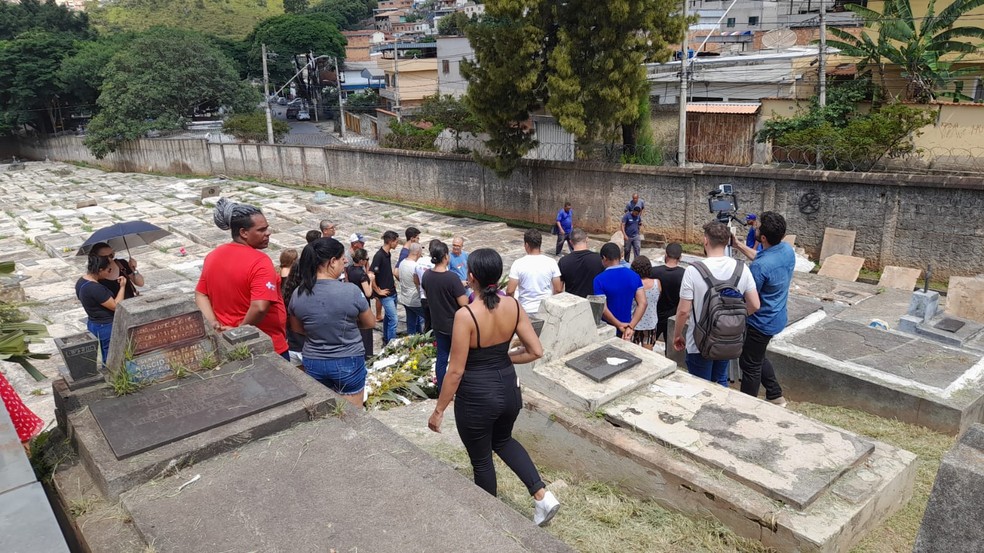 Enterro de Ana Gomes aconteceu no Cemitério da Saudade. — Foto: Carlos Eduardo Alvim/TV Globo