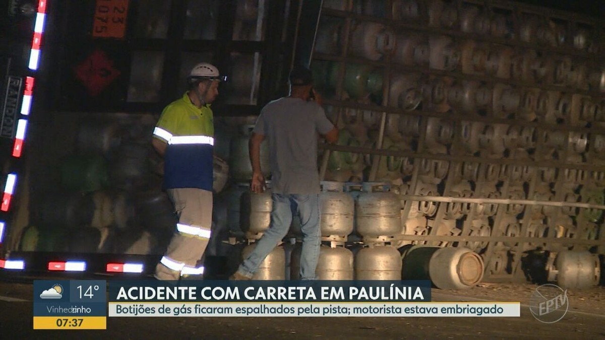 Motorista alcoolizado tomba caminhão com 1,4 mil botijões de gás em rodovia de Paulínia