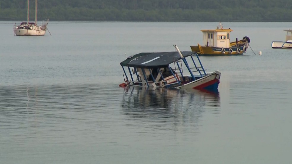 Marinha investiga excesso de passageiros em embarcação que naufragou na BA — Foto: Reprodução/TV Bahia