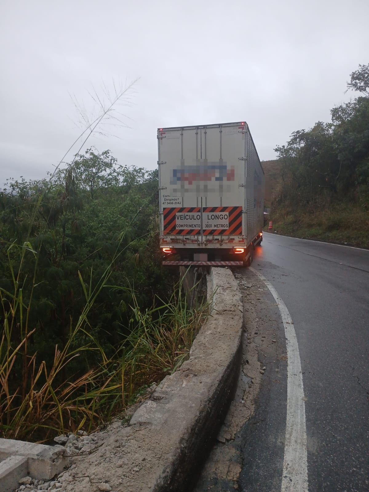 Acidente com carreta bi-trem causa interdição parcial na descida da Serra das Araras