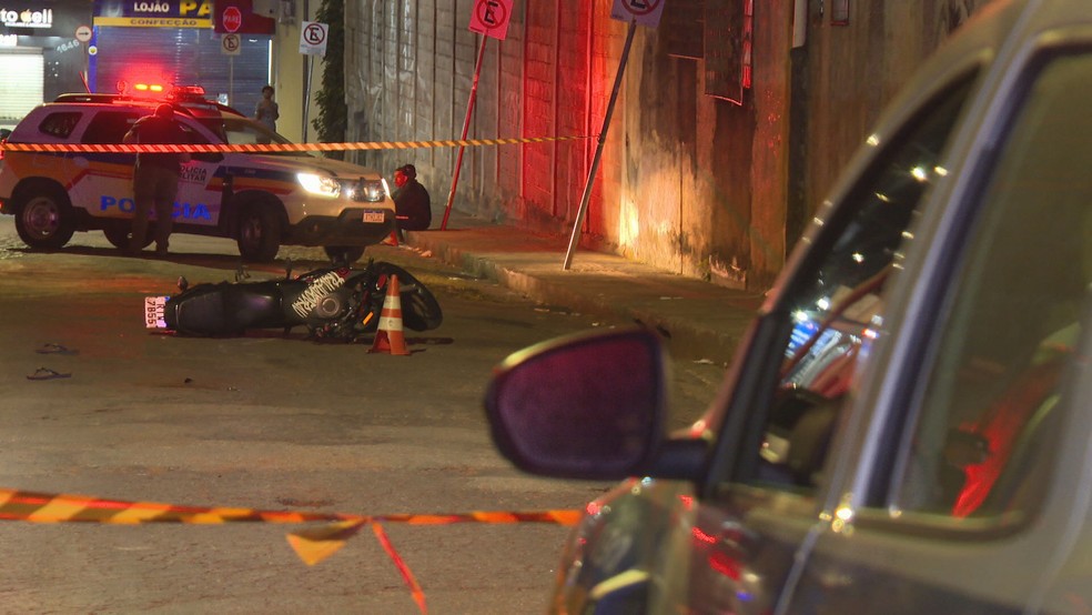 Os homens foram baleados no estacionamento quando saiam de moto. — Foto: TV Globo / Reprodução