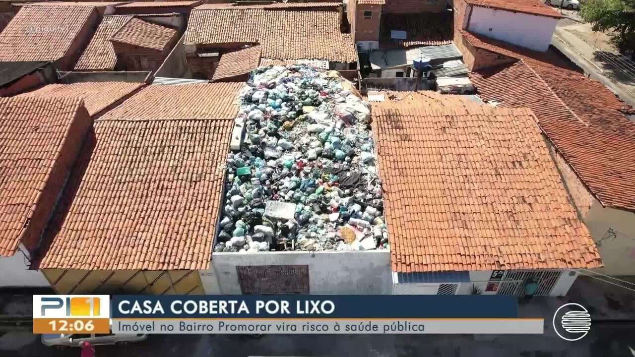 VÍDEO: Morador é flagrado caminhando sobre lixo acumulado no telhado de casa em Teresina