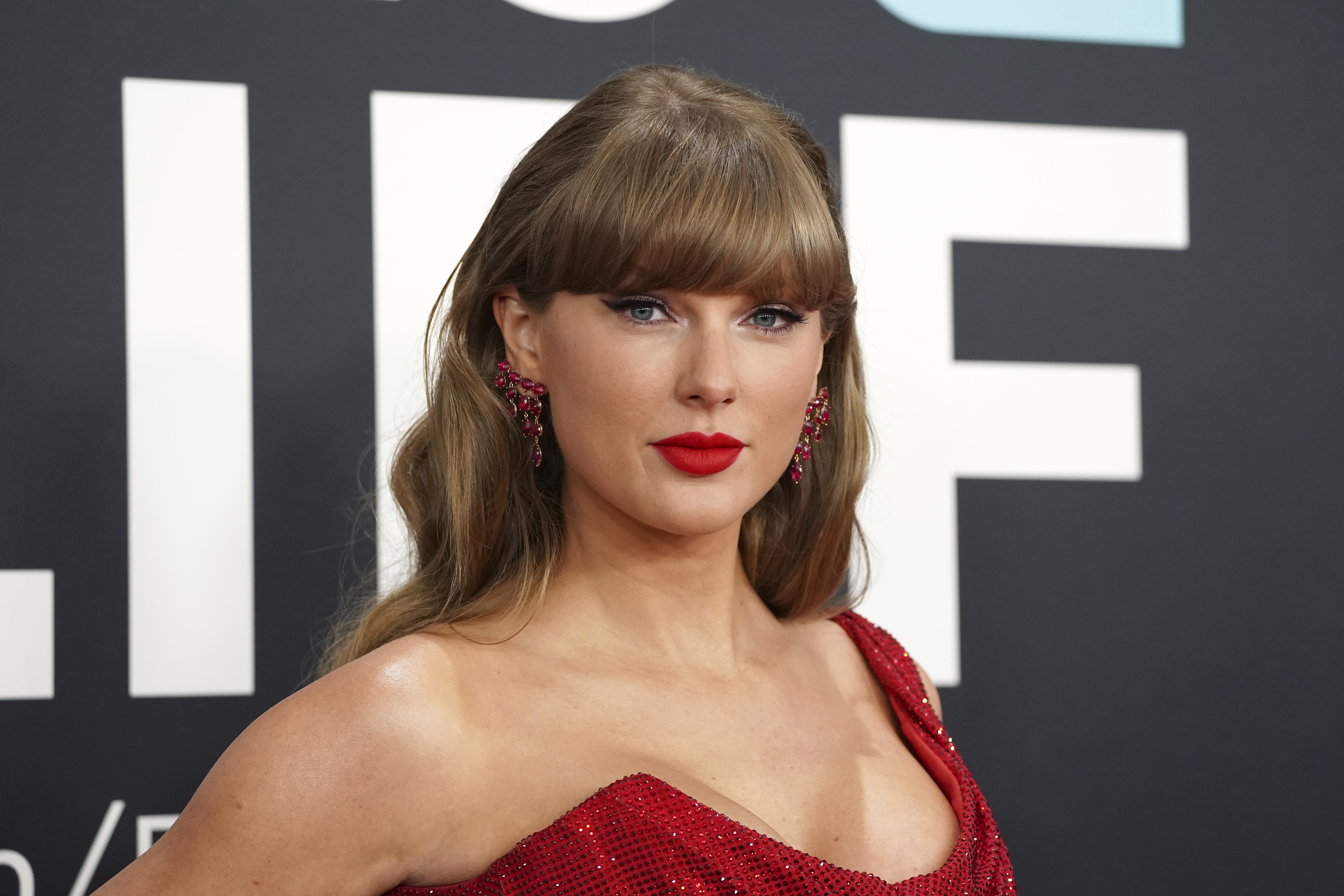 Grok, IA de Musk, ganha novo gerador de imagens com 'modo picante' e cria nudes falsos de Taylor Swift, diz site
