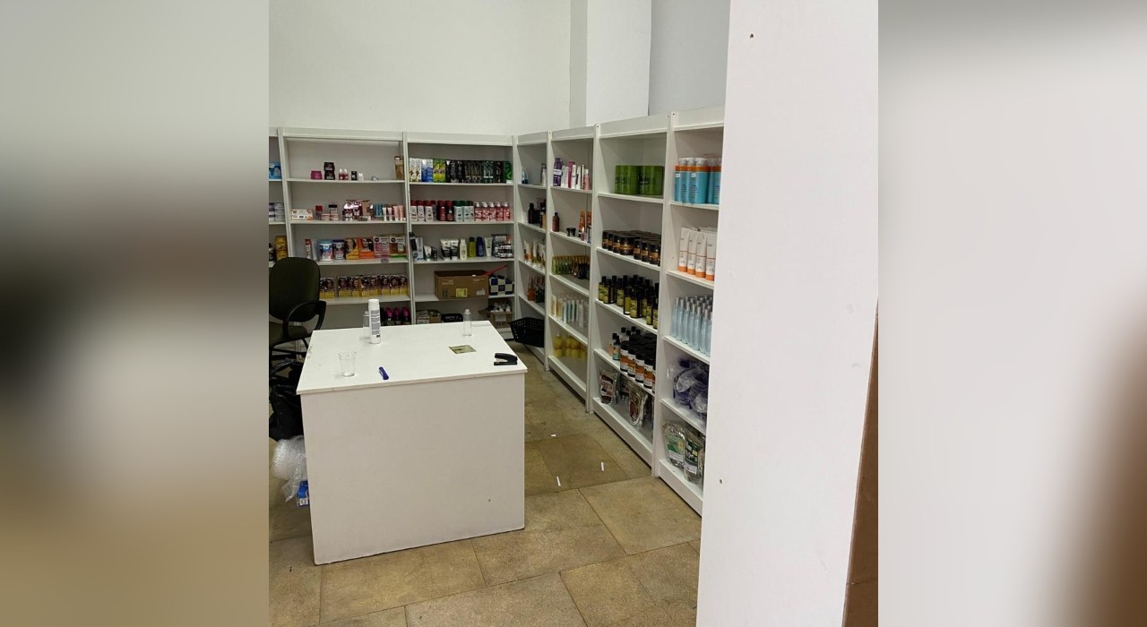 Operação da Deic contra falsificação de cosméticos apreende diversos produtos em galpão de Sorocaba