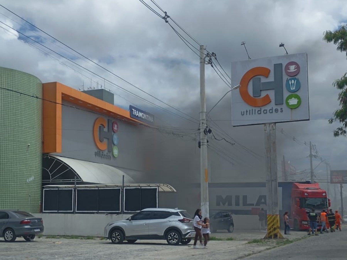 Incêndio atinge depósito de loja de utilidades no bairro Indianópolis, em Caruaru; VÍDEO