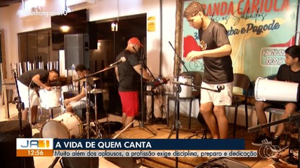Veja como é a vida de quem canta