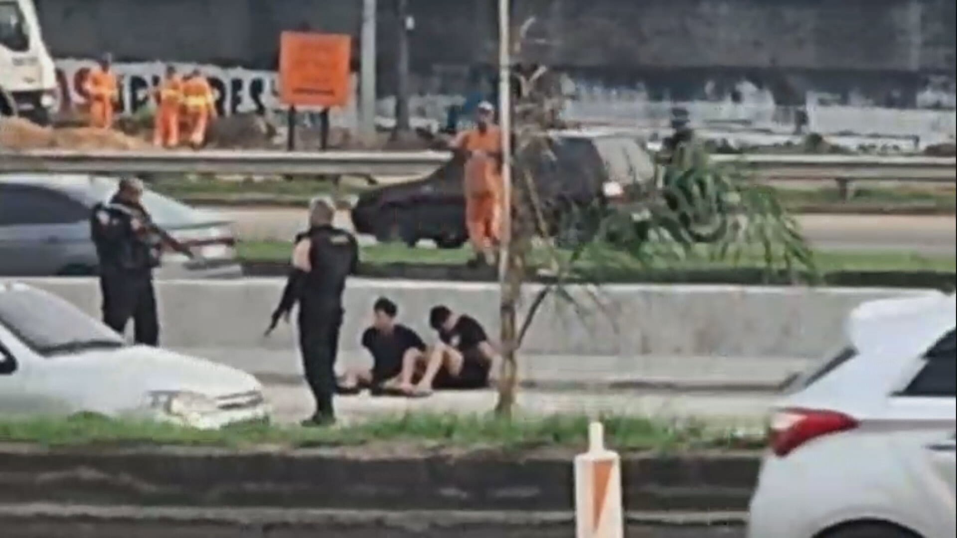 Passageiro filma assalto a ônibus e registra desespero antes da rendição dos ladrões: ‘Se entrega aí, mané! A polícia tá aqui com fuzil!’