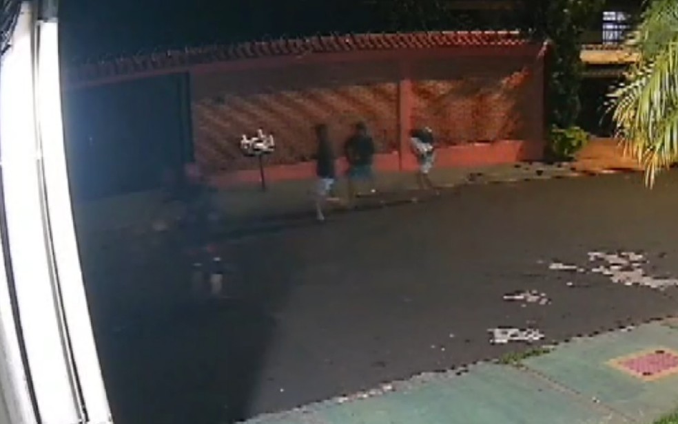 Suspeitos foram flagrados fugindo com sacolas contendo notebooks, celulares e a bicicleta de um dos estudantes da USP — Foto: Câmeras de Segurança