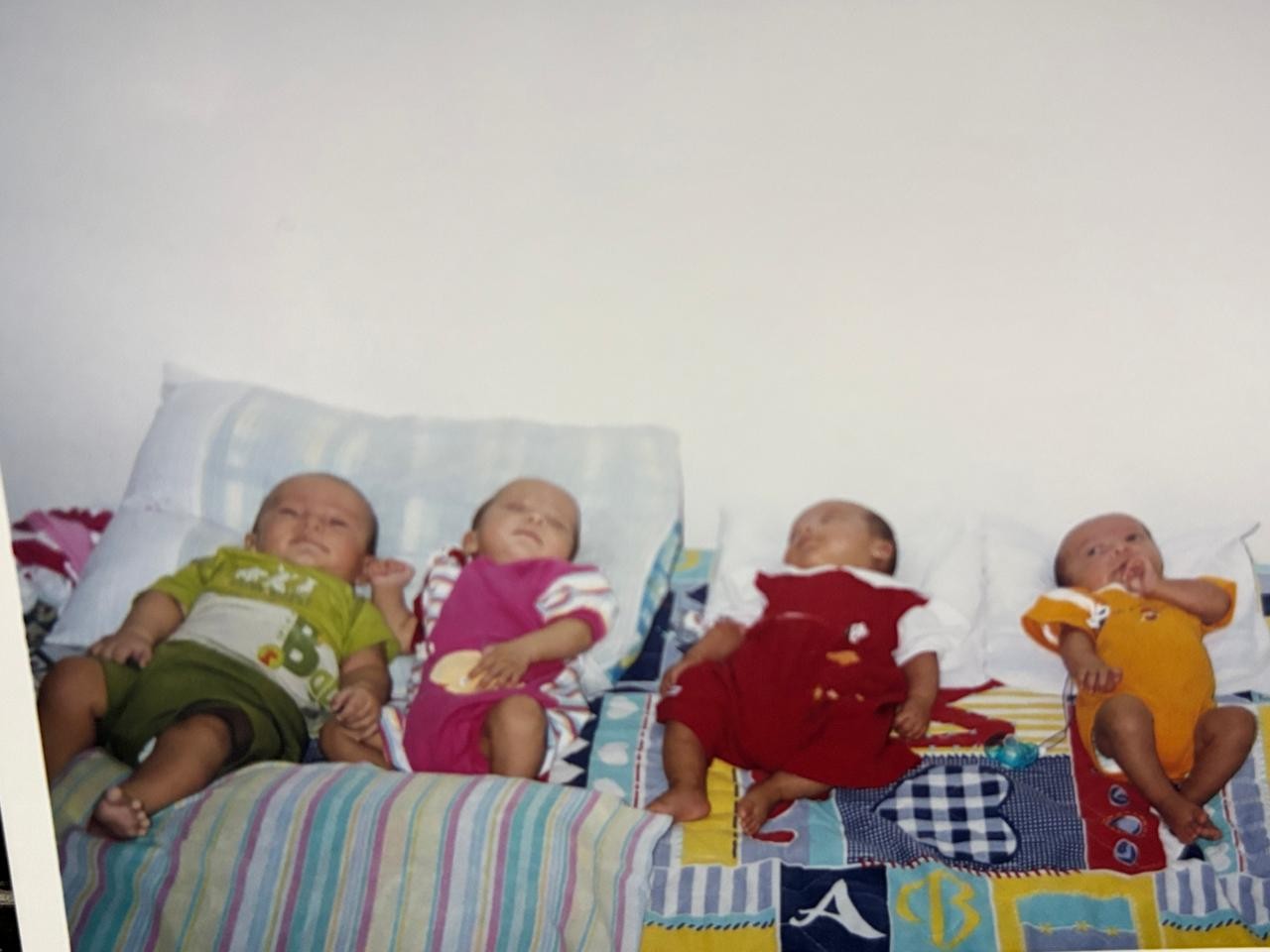 Cunhadas dão à luz a gêmeos com quatro dias de diferença; conheça a história