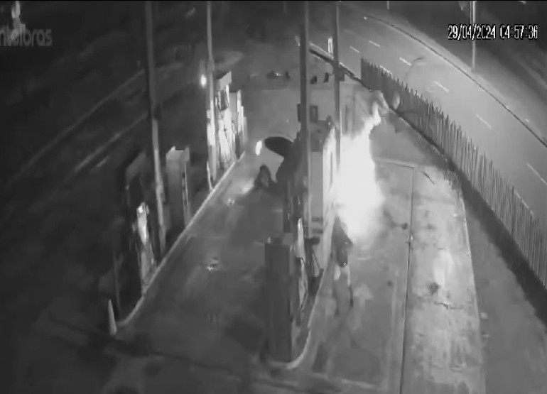 Homem escapa de ser atropelado por carro que bateu e arrancou bomba de posto de combustíveis na BA; VÍDEO