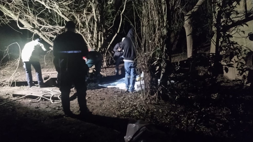 Corpos de bebê de dois meses, mulher e homem foram encontrados em uma região de mata de Esteio — Foto: Polícia Civil/Divulgação