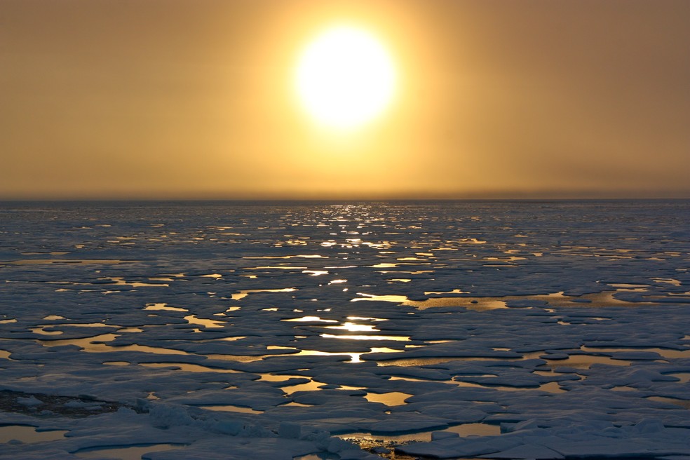 O aquecimento global está levando a Terra a um ponto crítico, principalmente no Ártico, onde os impactos das mudanças climáticas são ainda mais intensos. — Foto: Kathryn Hansen/NASA
