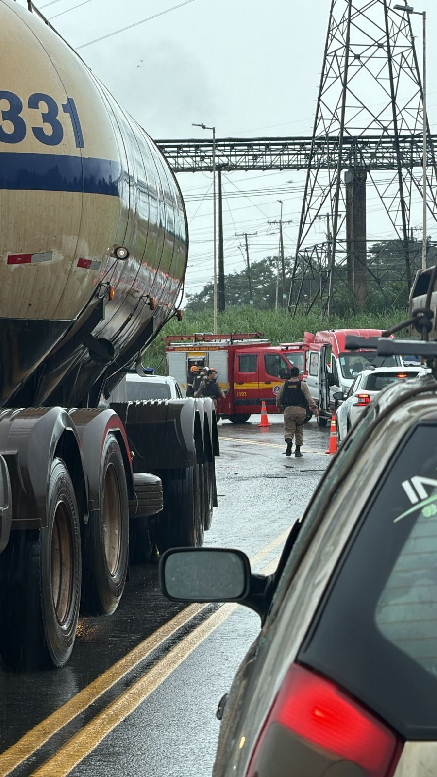 Ônibus bate em carreta deixa feridos na MG-424, em Pedro Leopoldo