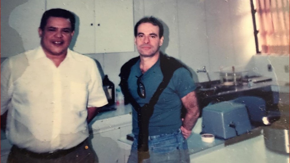 Ney Matogrosso visita equipe com quem trabalhou, no anos 60, no Hospital de Base. Na foto, ao lado do cantor está o Médico Diógenes Rio Branco  — Foto: Iges-DF/Reprodução