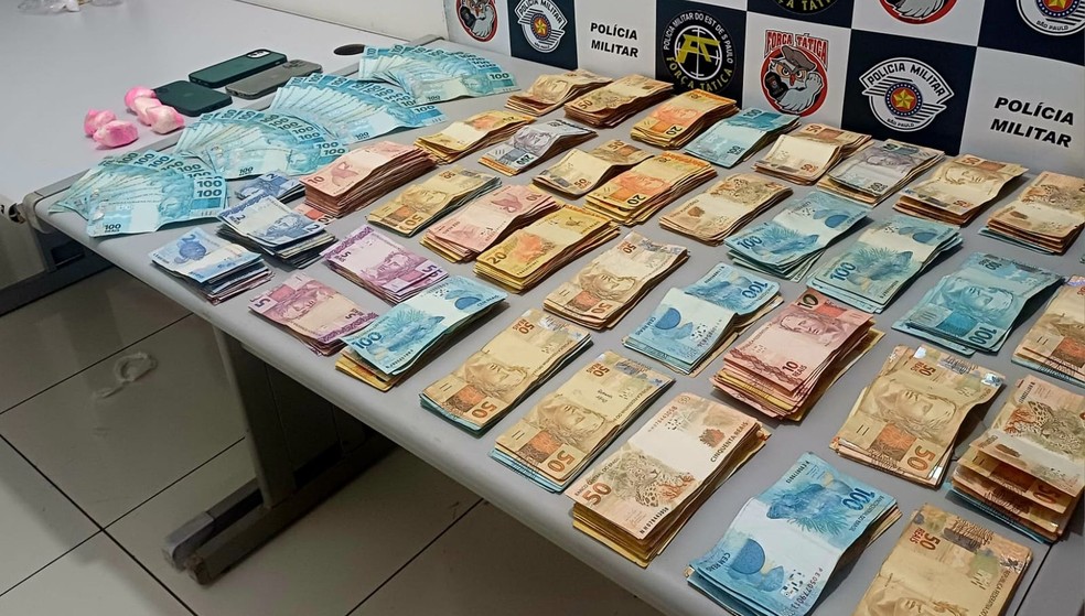 1 de 1
Ao todo foram apreendidos R$ 37 mil com o suspeito procurado pela Justi&ccedil;a em Tup&atilde; &mdash; Foto: Pol&iacute;cia Militar/ Divulga&ccedil;&atilde;o