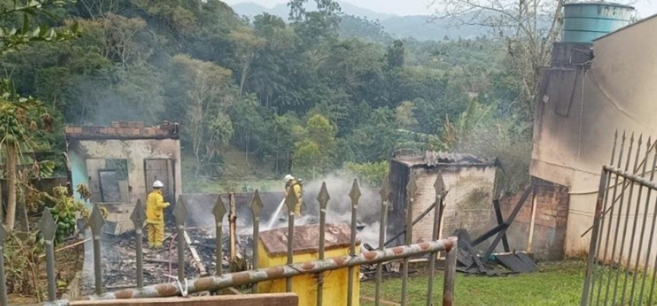 Homem incendia a própria casa após briga, aciona PM e espera em ponto de ônibus para ser detido