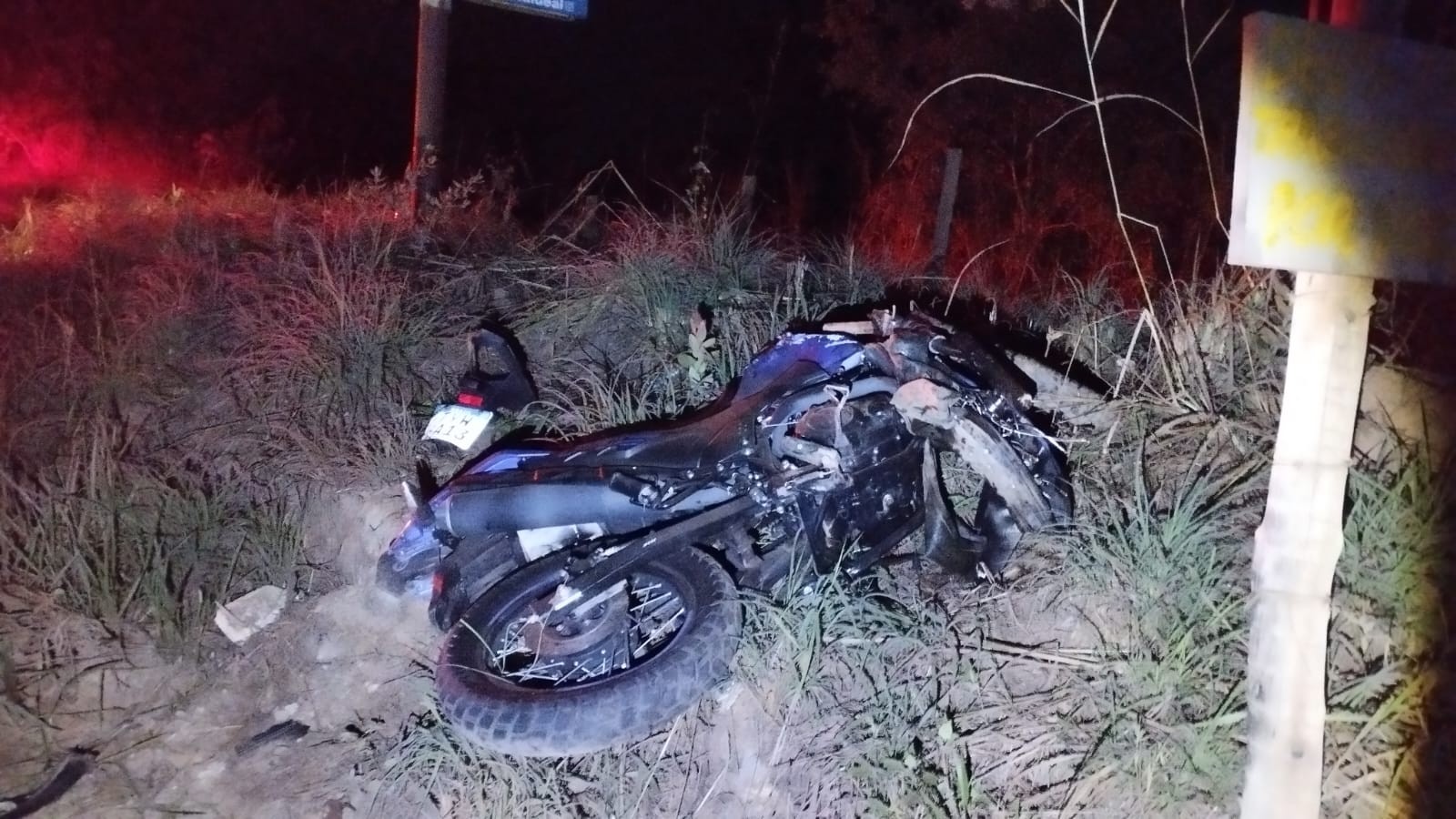 Motociclista na contramão bate de frente com carro e morre na BR-352, em Pará de Minas