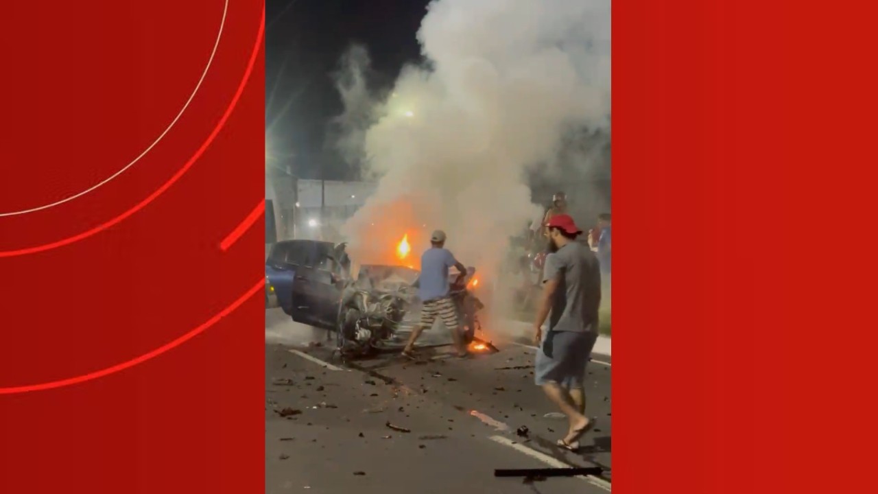 Motorista de aplicativo morre após carro pegar fogo em acidente com van na Avenida do Turismo, em Manaus