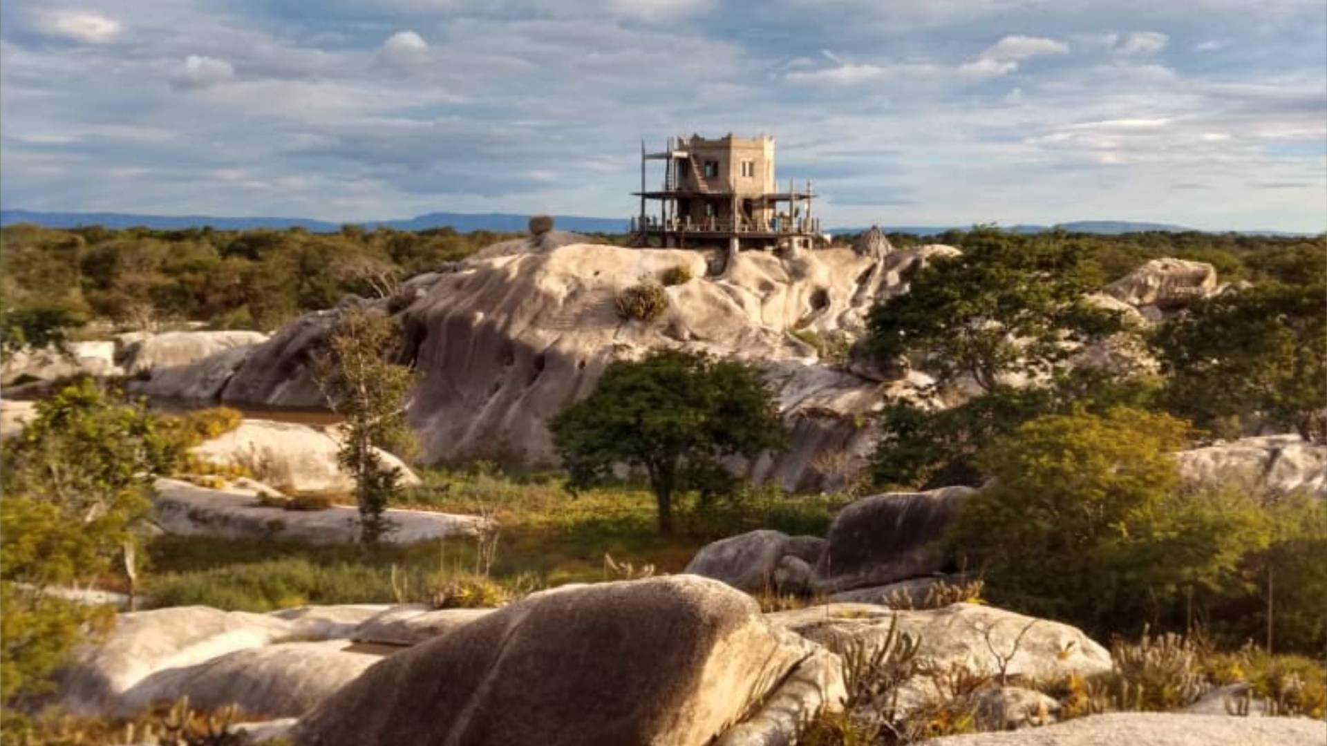 Casa construída sobre rocha no sertão vira refúgio de cearense e atrai a atenção de visitantes; veja vídeo