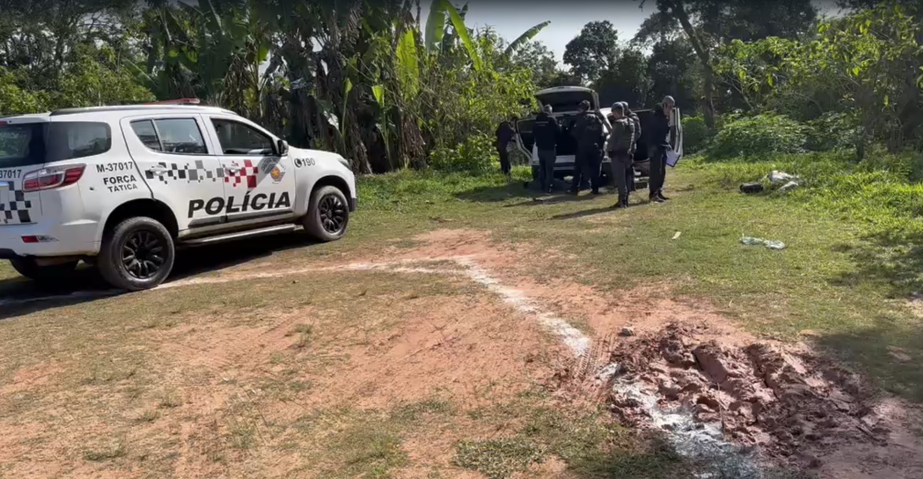 Suspeito que levava corpo em porta-malas morre em troca de tiros com a PM na Grande SP