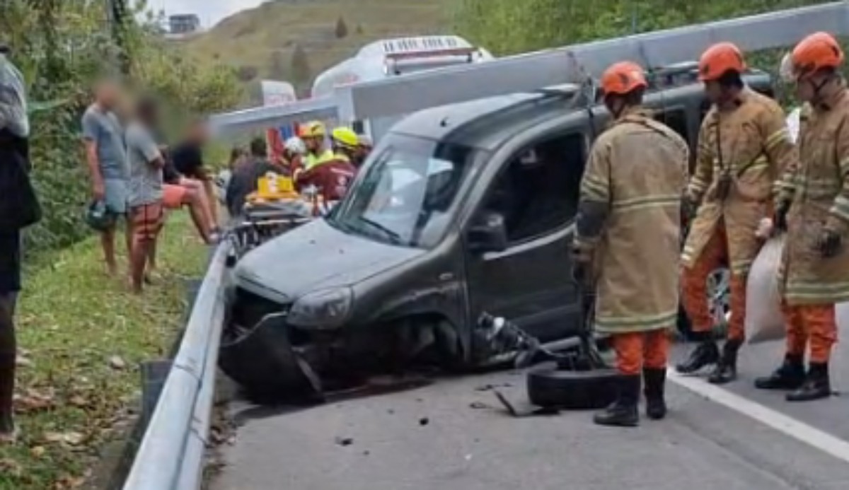 Acidente entre dois carros deixa ferido na Rio-Santos, em Angra dos Reis