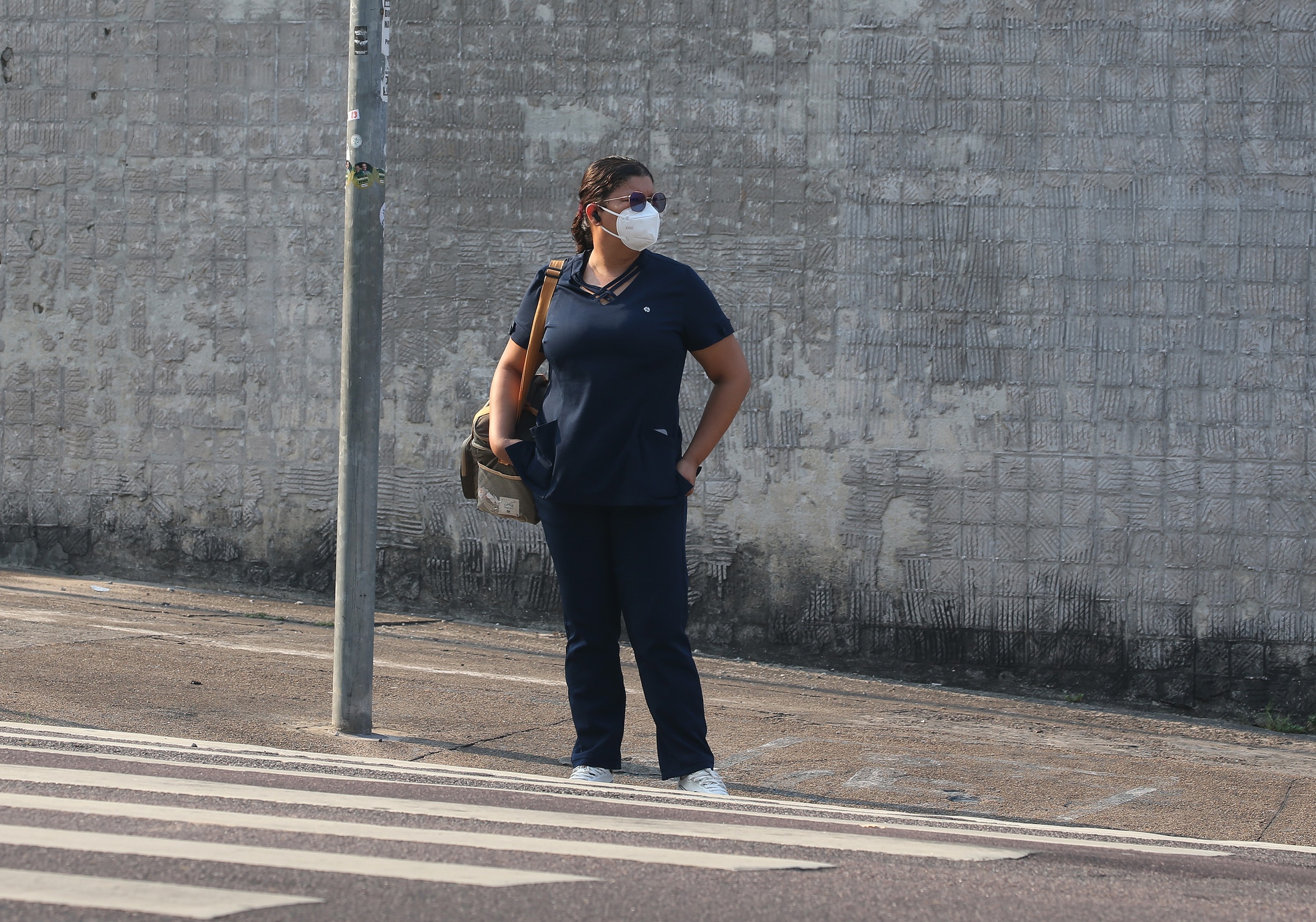 Moradora de Manaus usa máscara para se proteger de fumaça de queimadas — Foto: EDMAR BARROS/ATO PRESS/ESTADÃO CONTEÚDO