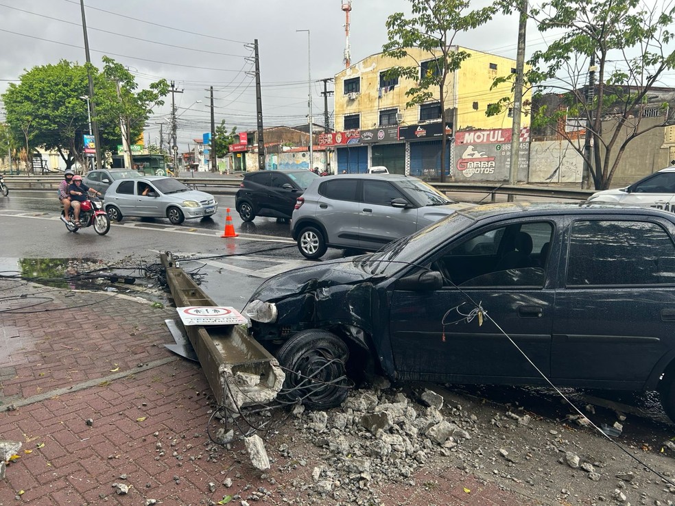 Carro derrapa em pista molhada e derruba poste na avenida Raul Barbosa, em Fortaleza — Foto: Bárbara Sena/SVM