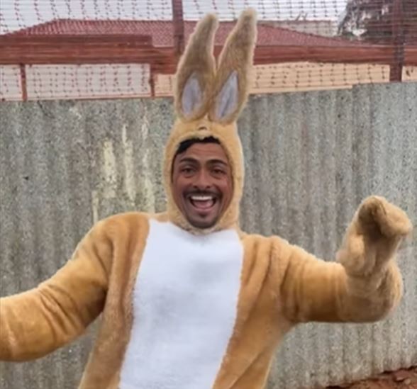 VÍDEO: gari chama a atenção ao fazer coleta de lixo fantasiado de coelhinho da Páscoa em Araras