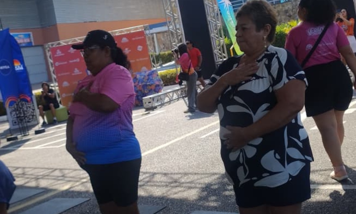 Tímida, costureira de 62 anos participa de aula de ioga no Verão Amazônico em Manaus