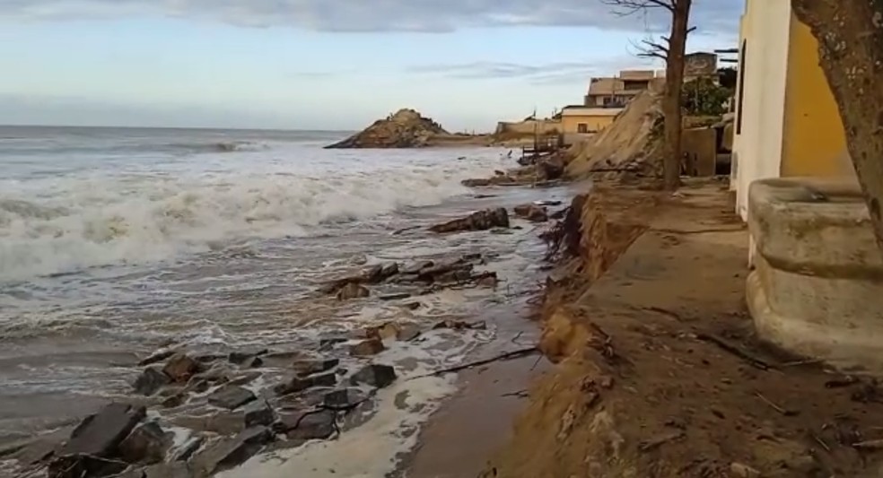 Mar agitado destrói contenção de areia feita para proteger casas em Atafona, em São João da Barra — Foto: Divulgação|Defesa Civil