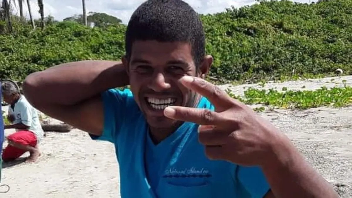 Tripulante de 'banana boat' morre após queda em passeio com turistas em praia de SC