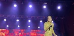 Ney Matogrosso schittert op het podium op de eerste avond van het Bahia Winter Festival 2025