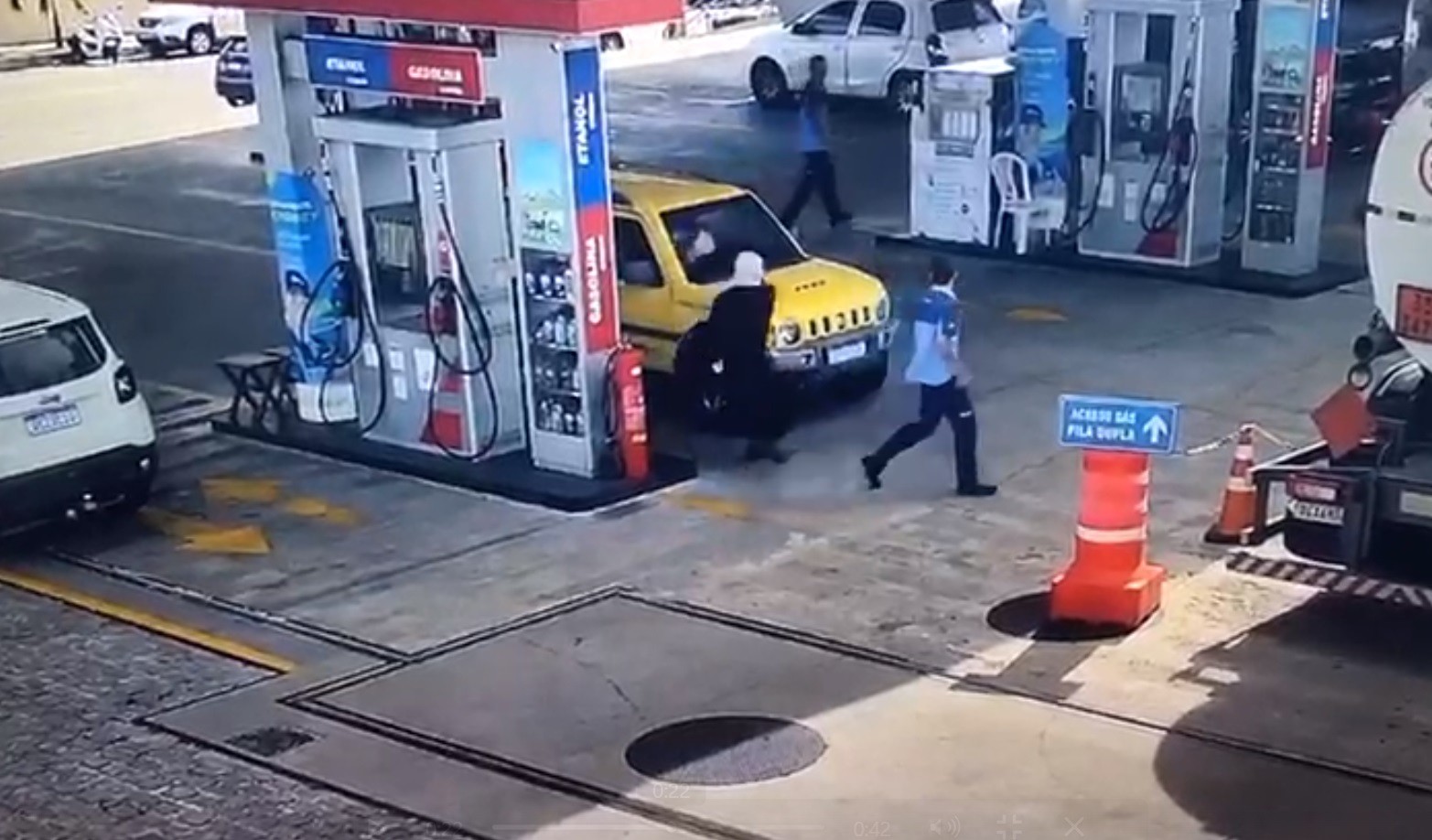 VÍDEO: Cliente reage a assalto e atira contra bandido em posto de combustíveis em Natal