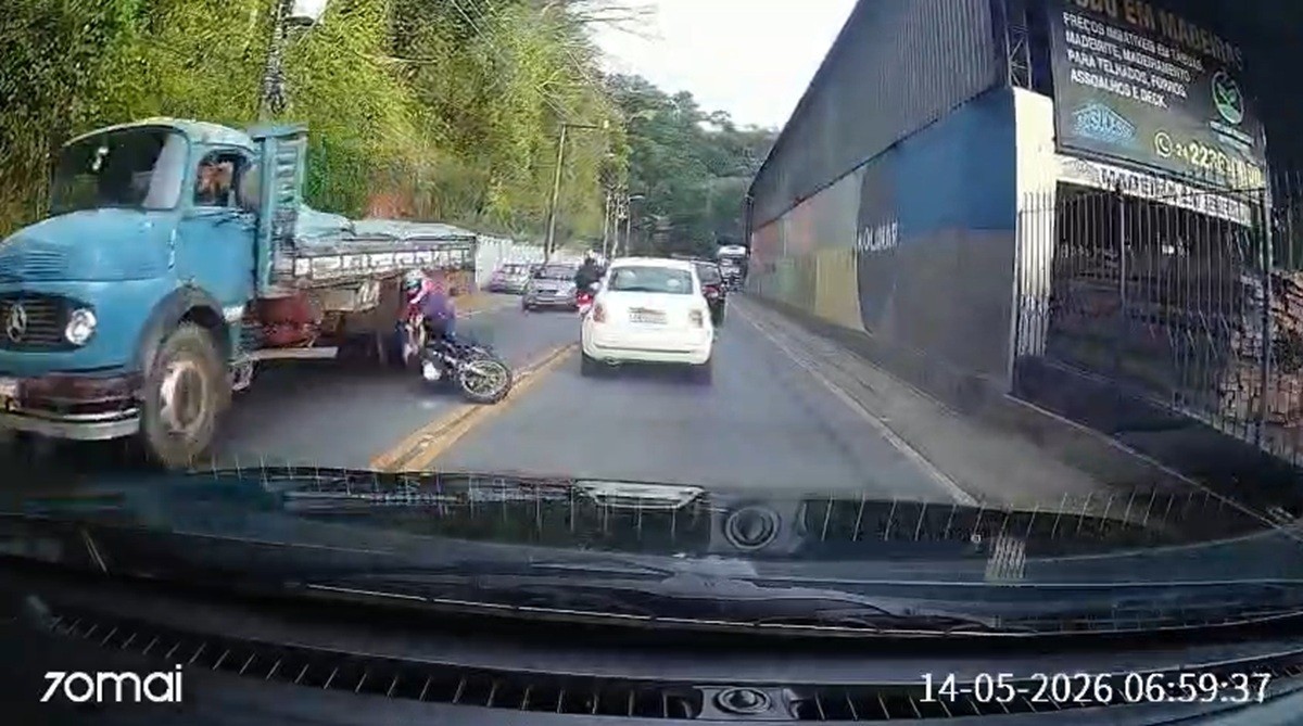 Motociclista morre após trafegar pelo 'corredor' em acidente com caminhão em Petrópolis