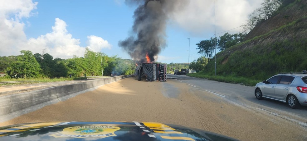 Caminhão com carga de malte tomba e pega fogo na BR-101, na PB — Foto: Divulgação/PRF