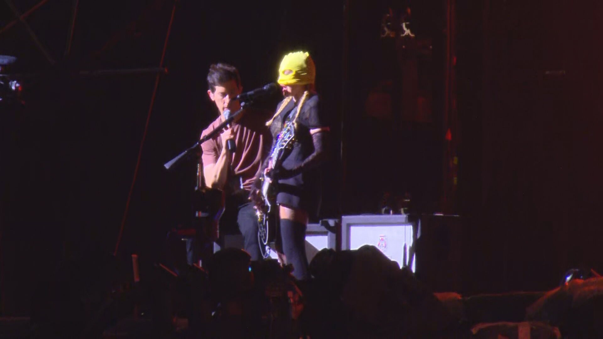 Mascarada, Madonna sobe ao palco e canta em ensaio no palco de show em Copacabana