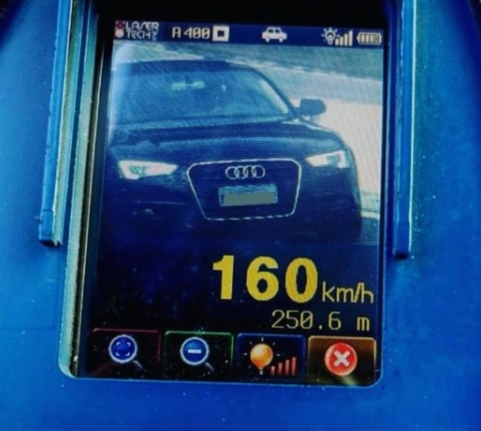 Carro de luxo é flagrado a 208 km/h na BR-101 em SC; velocidade é