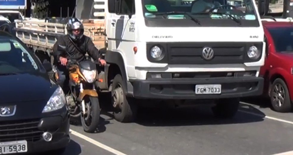 Moto no corredor em São Paulo; lei de trânsito não proíbe esse tipo de condução — Foto:  G1