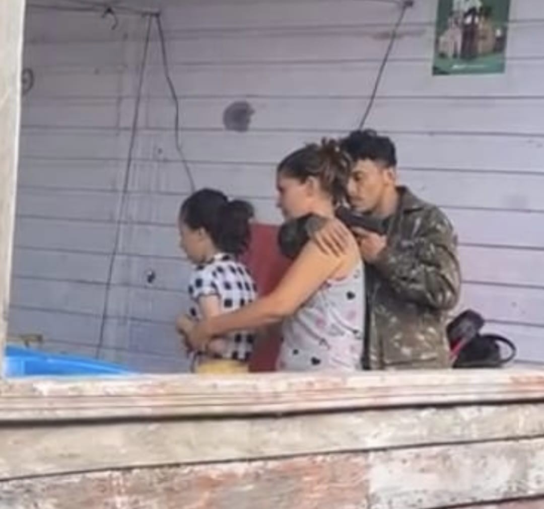 VÍDEO: criança refém de homem que matou policial é libertada após 19 horas de negociações