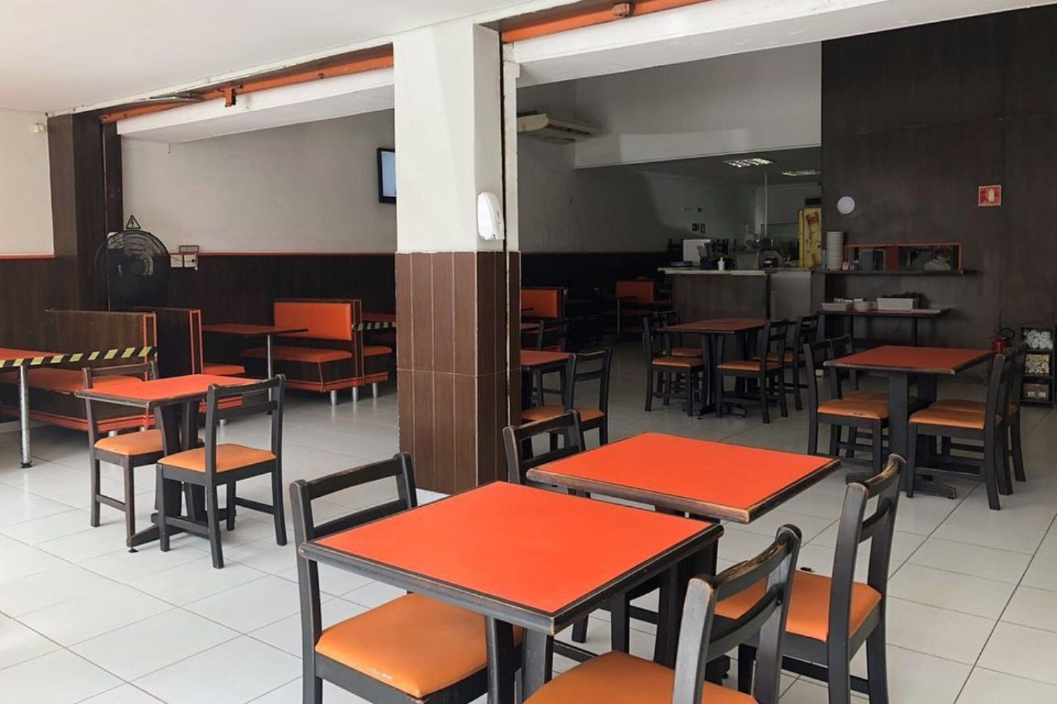 Estrutura do teto de restaurante cede e atinge cabeça de cliente no litoral de SP