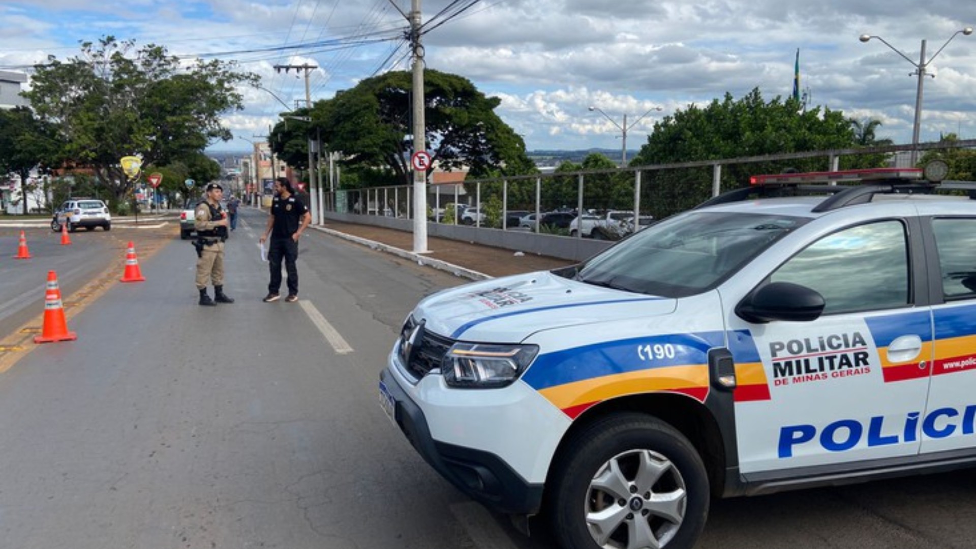 Ao desviar de cachorro, moto bate em poste; jovem morre e adolescente fica em estado grave em Patos de Minas