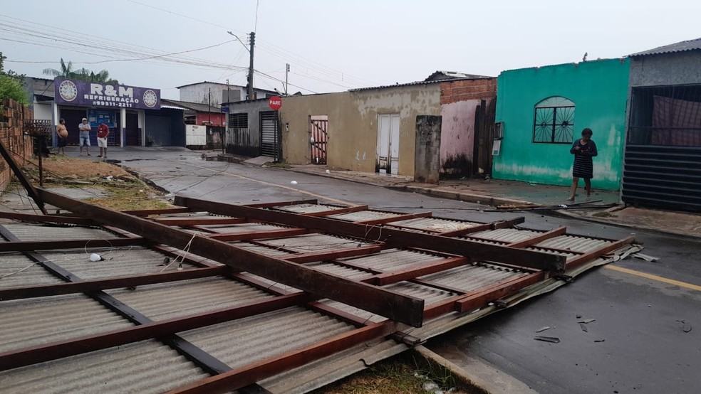 Telhas de casas voaram durante temporal no município amazonense — Foto: Liam Cavalcante/Rede Amazônica