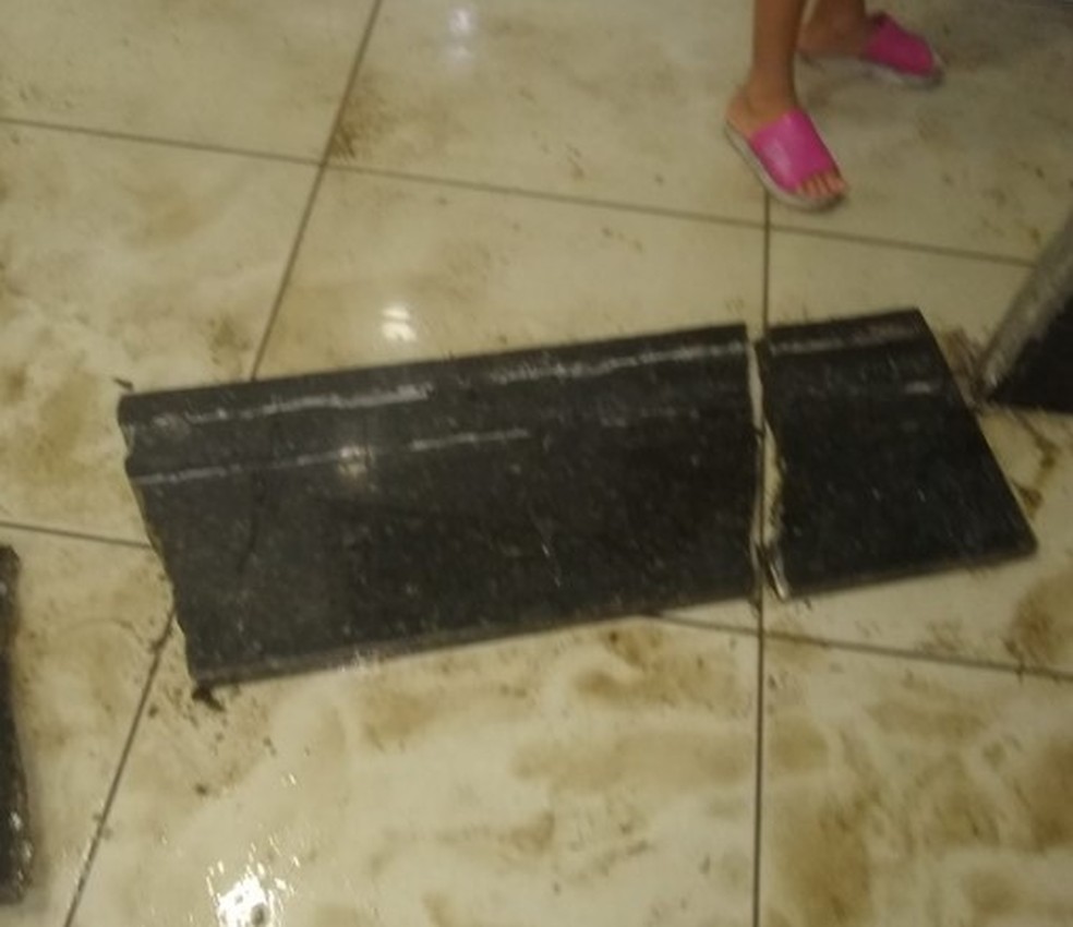 Parede de mármore do banheiro do Parque Madureira cai e deixa criança ferida — Foto: Arquivo pessoal