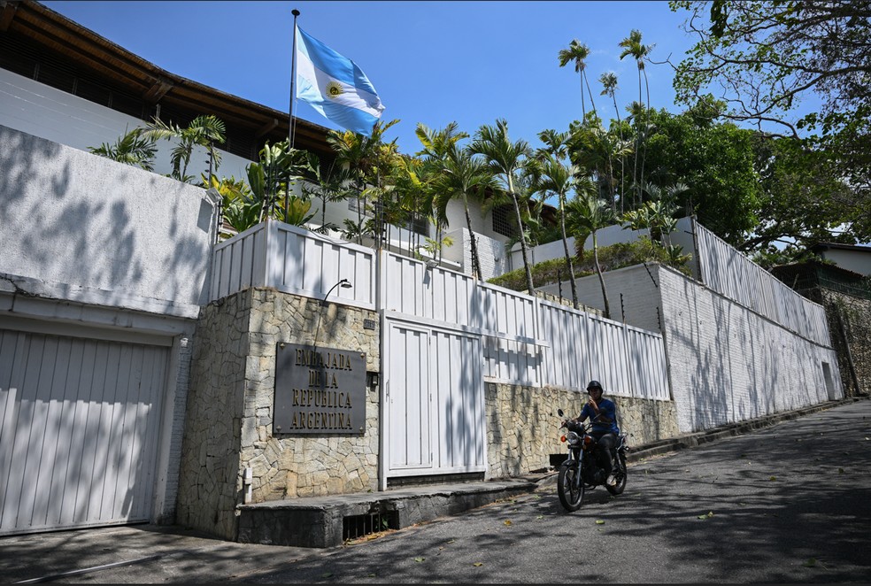 Fachada da residência do embaixador da Argentina em Caracas, em 24 de março de 2024 — Foto: Federico Parra/AFP