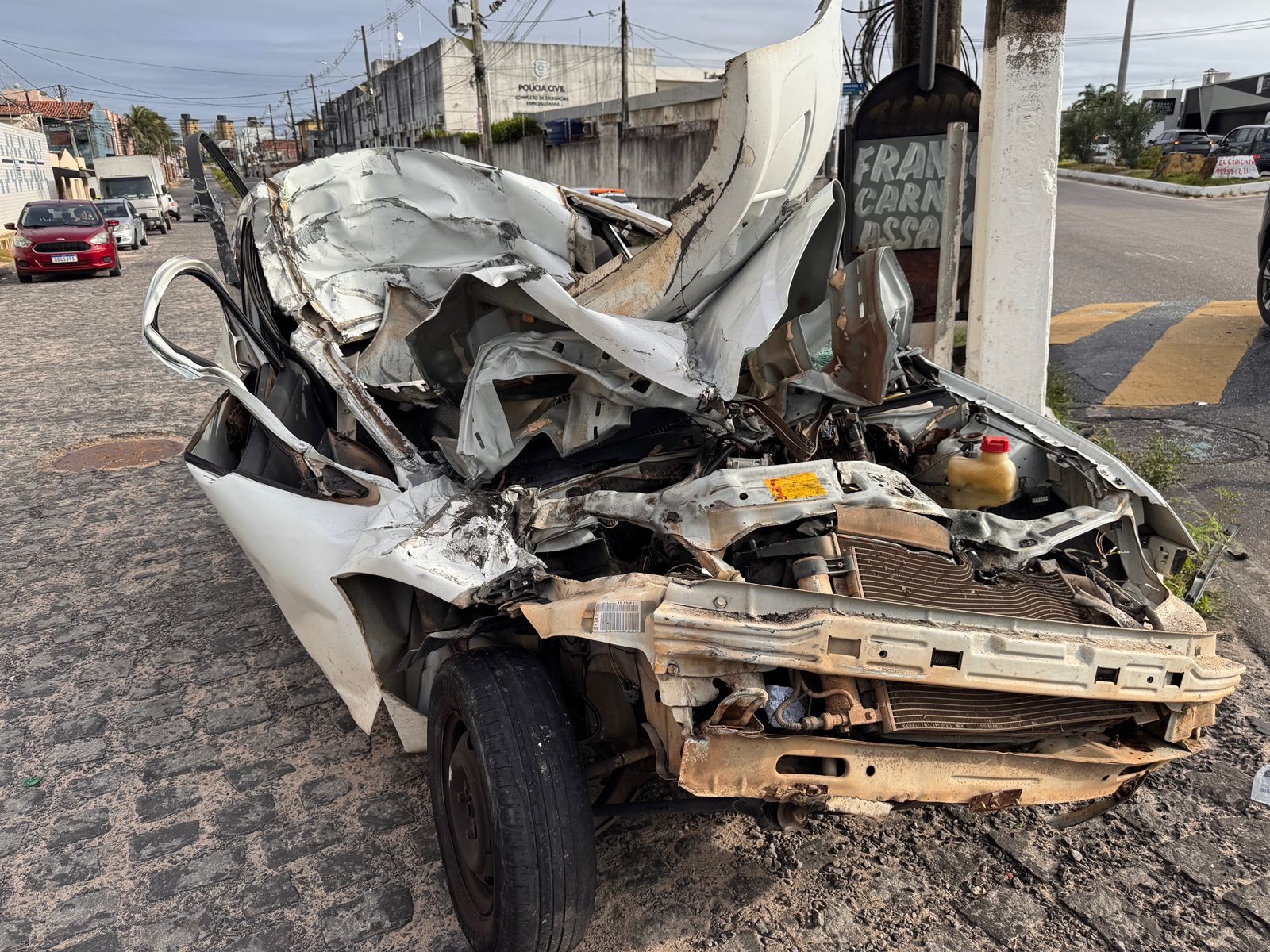 Carro fica destruído ao bater atrás de ônibus em Natal; motorista é socorrido