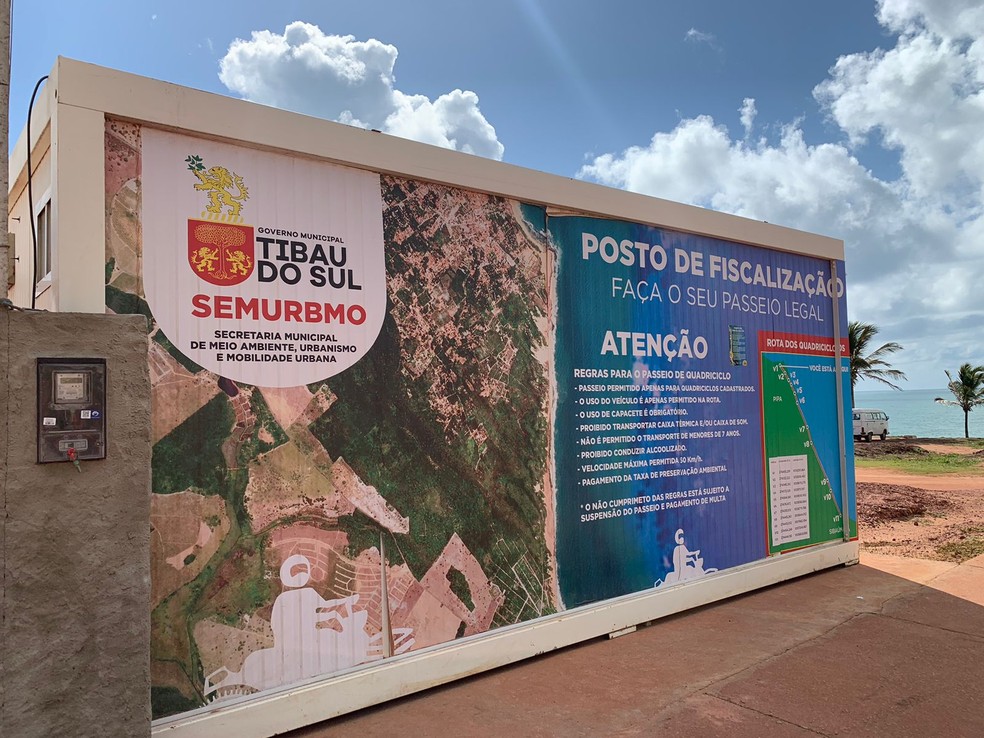 Posto de fiscalização da prefeitura de Tibau do Sul lista normas e rotas de passeios de quadriciclos em falésias — Foto: Gustavo Brendo/Inter TV Cabugi