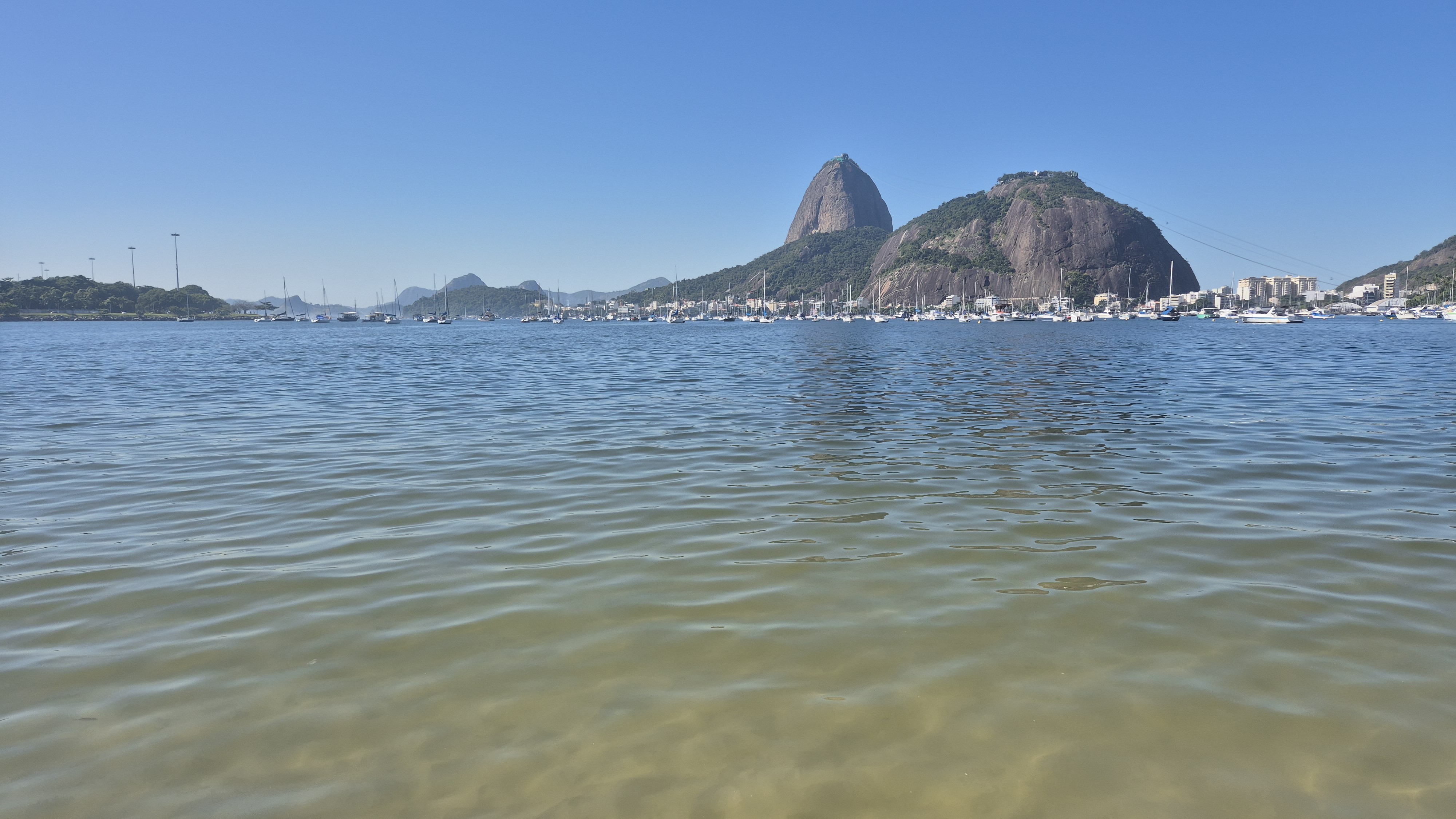 Deu praia em Botafogo! Mar historicamente poluído está próprio para banho desde maio, e o g1 foi lá conferir