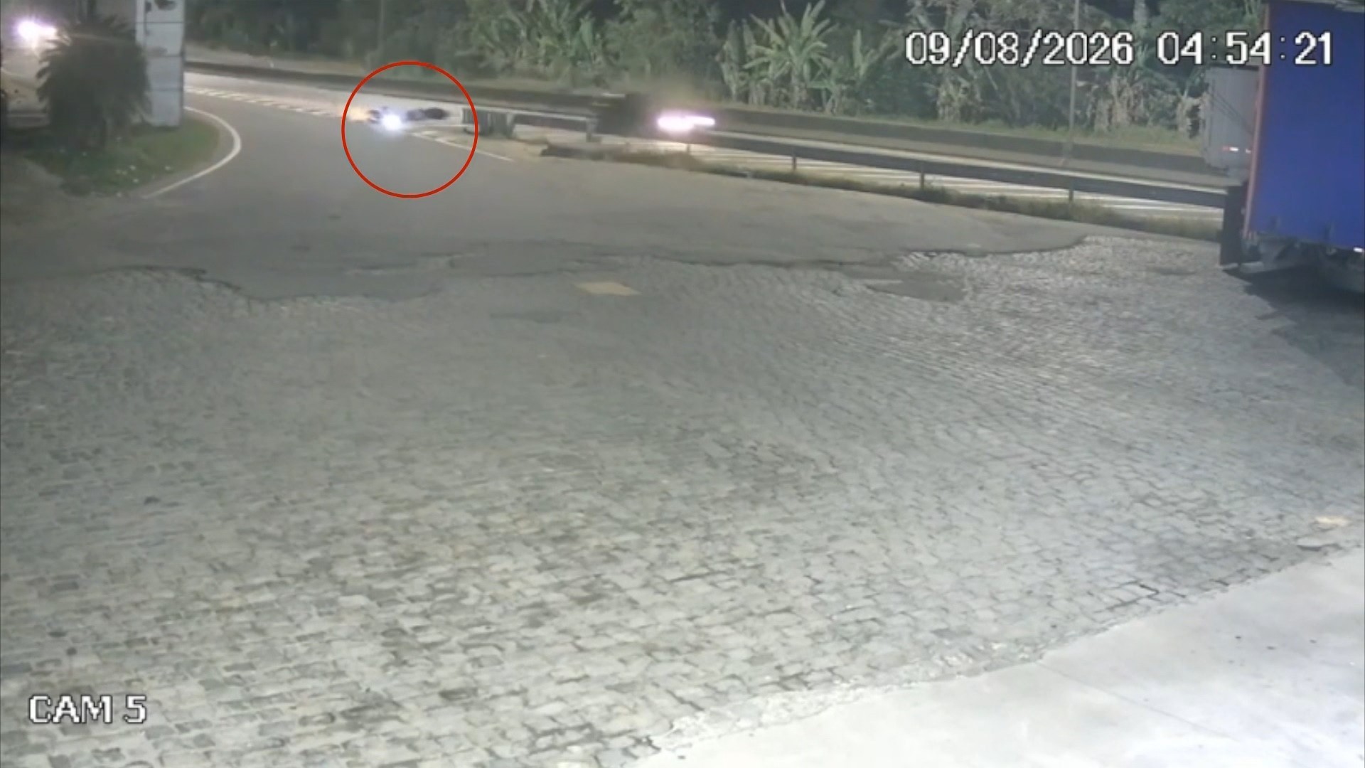 Motociclista morre e passageiro fica gravemente ferido após batida com carro na BR-101 em João Neiva