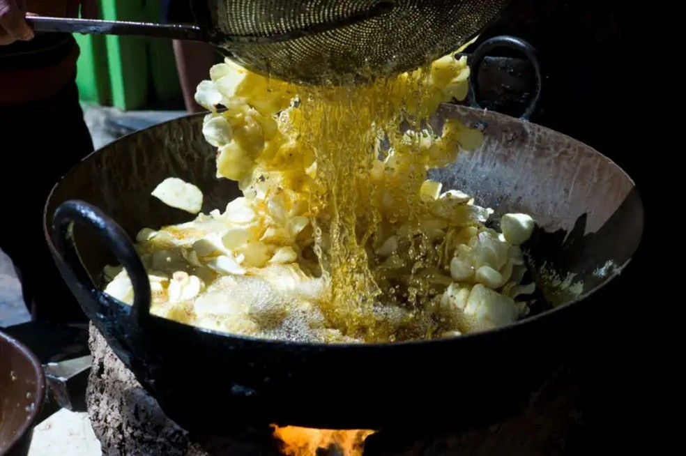 Alimentos fritos, frequentemente ricos em carboidratos e gorduras, são amplamente consumidos na Índia — Foto: Getty Images